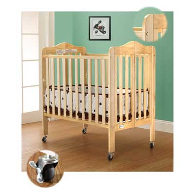 Portable crib in Natural Finish