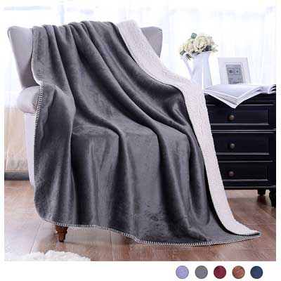 Exclusivo Mezcla Luxury Reversible Fuzzy Sherpa Throw Blanket