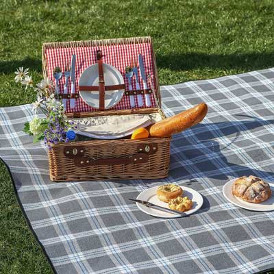outdoor blanket picnic